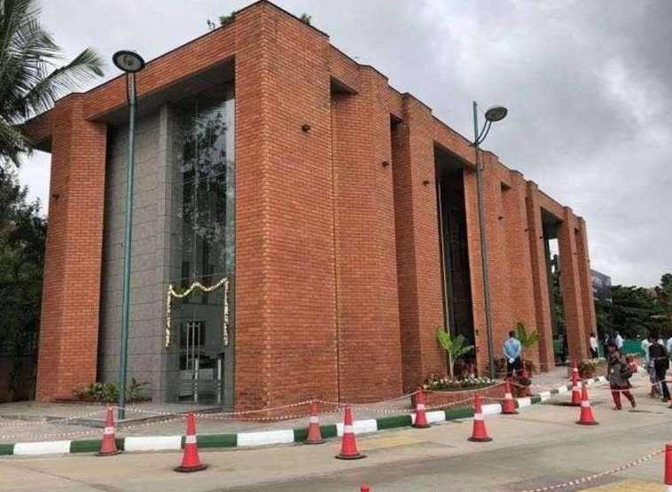 Brick-clad commercial building